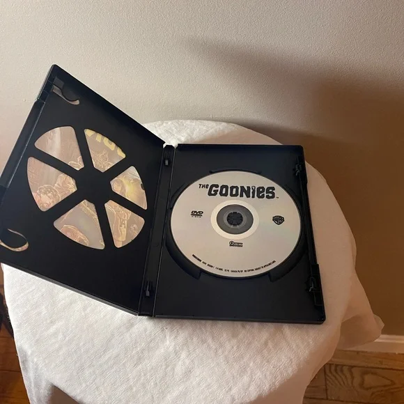 ⭐️ The Goonies DVD Epic Classic Spielberg Warner Bros Home Video Movie Wild Mint - Picture 4 of 4